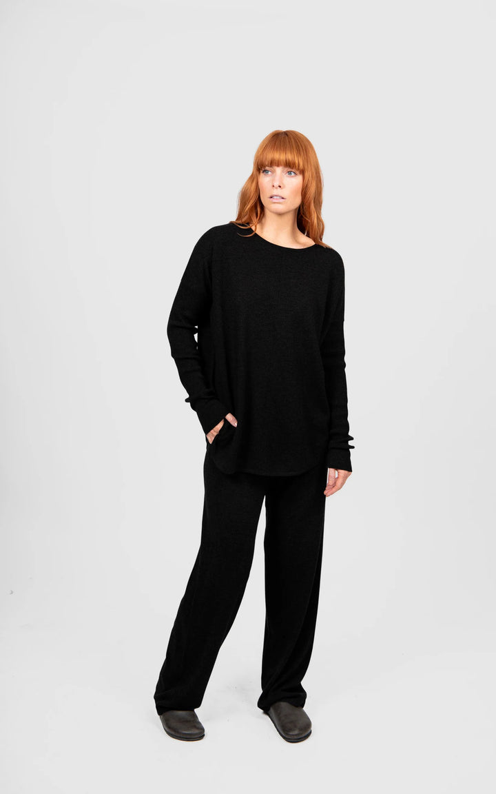 Queen Crew Neck Curved Hem Pullover | Black