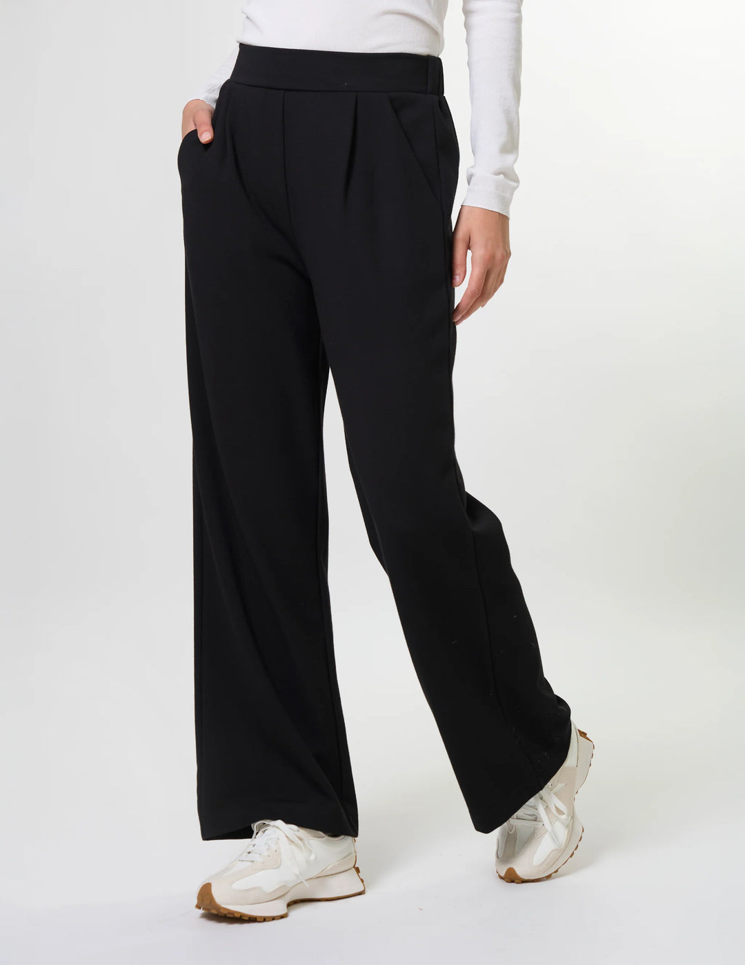 Ria Pant | Black