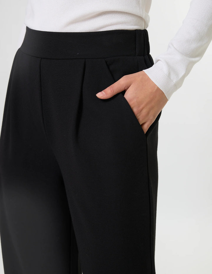 Ria Pant | Black
